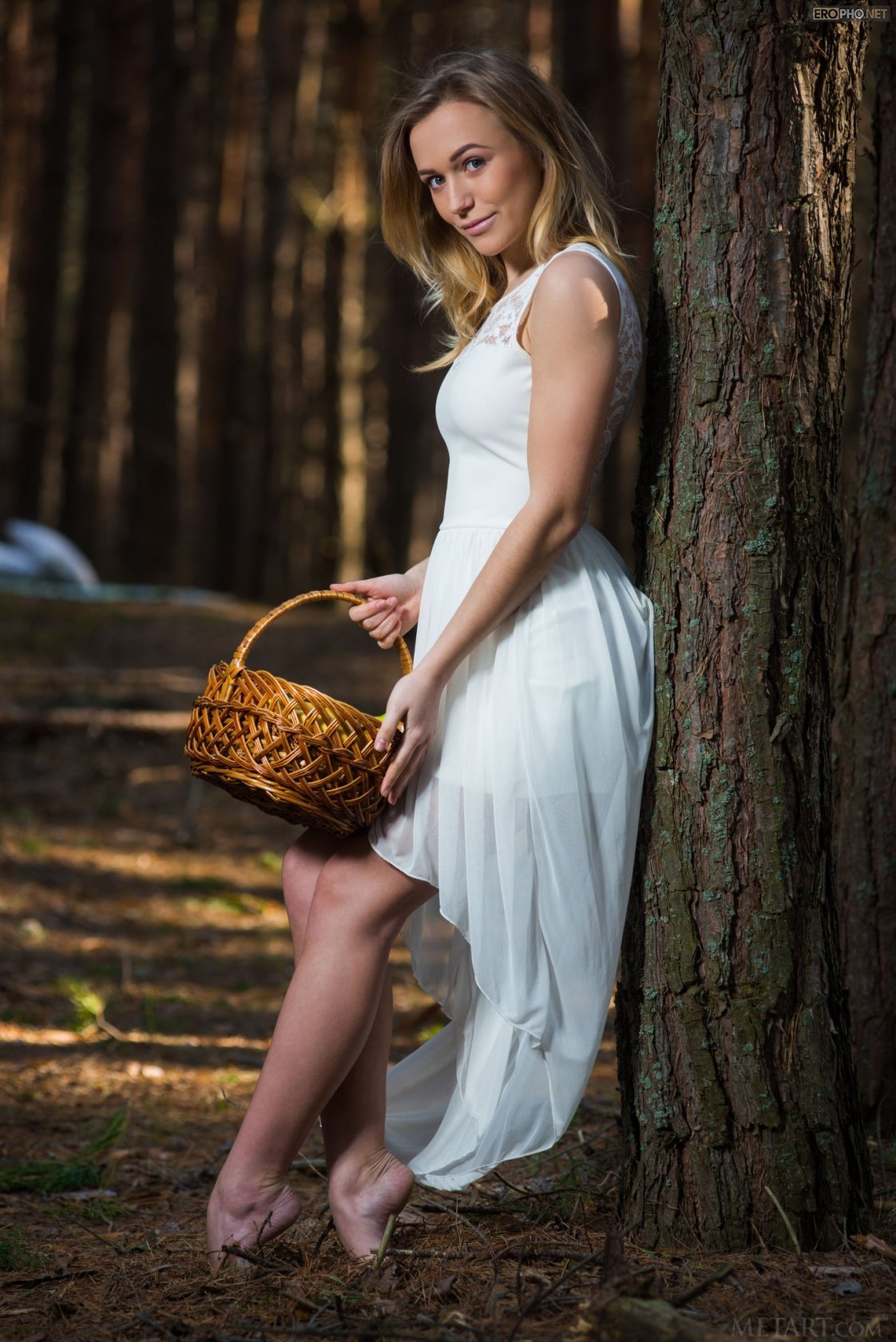 Привлекательная киска голой девки в лесу  (15 русская фото эротика)